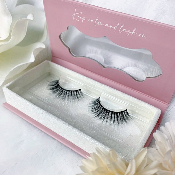 Adore lashes - Picture 1 of 2